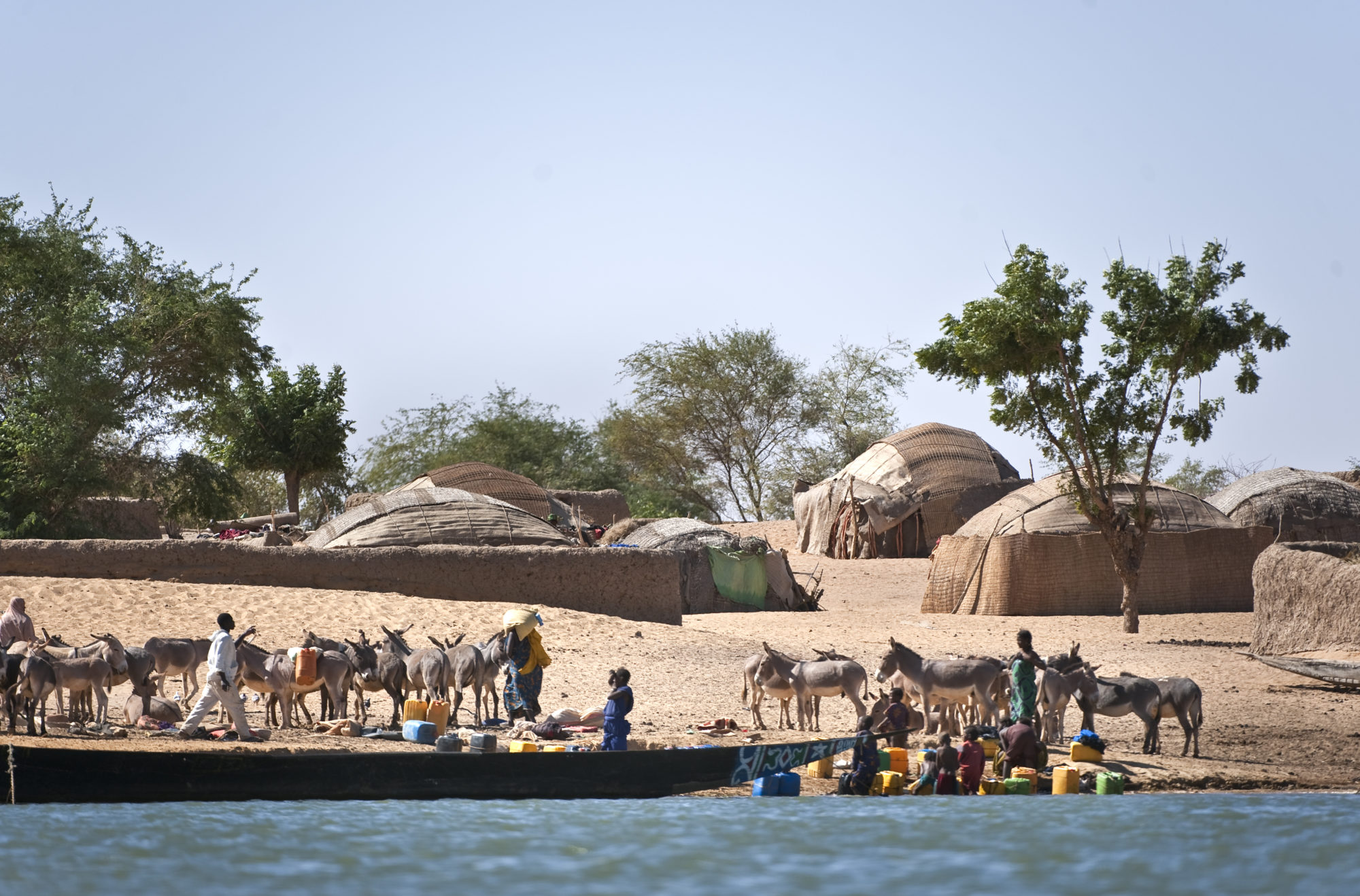 Foto di Carico di merce in un villaggio sul fiume Niger