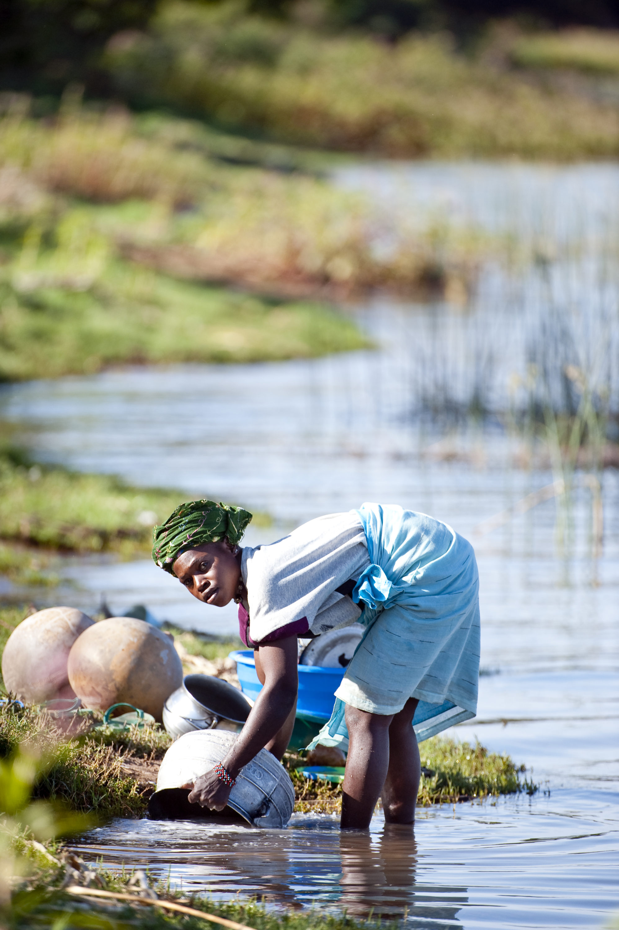 Foto di Donna lava le stoviglie sul fiume Niger