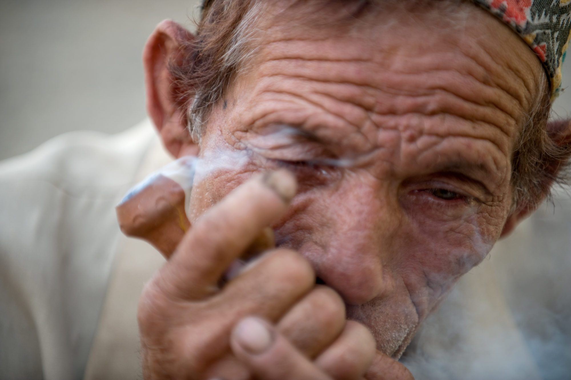 Foto di Uomo che fuma la sua pipa