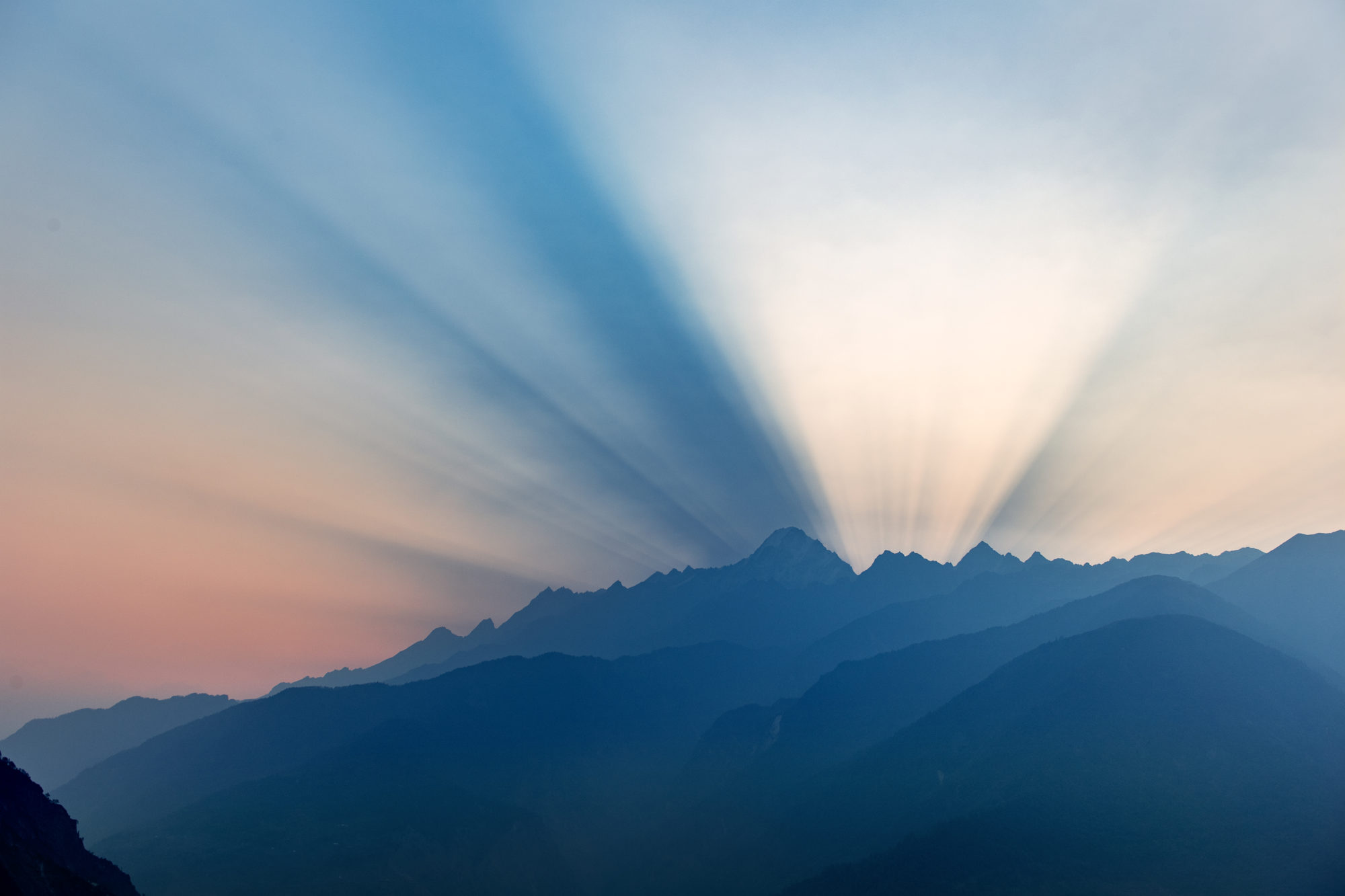 Foto di Il sole sorge dietro al Langtang