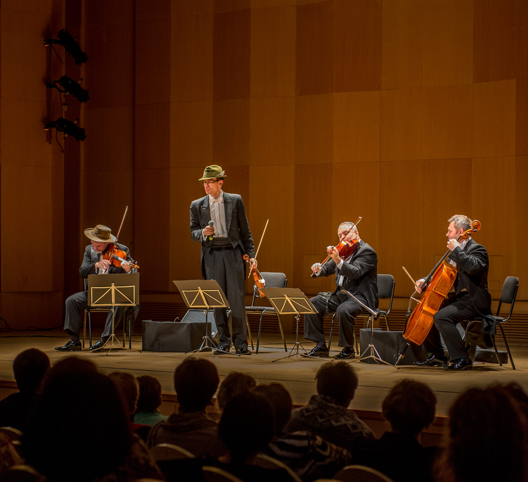 Foto di Concerto dei Mozart’s Group in un teatro a Mosca