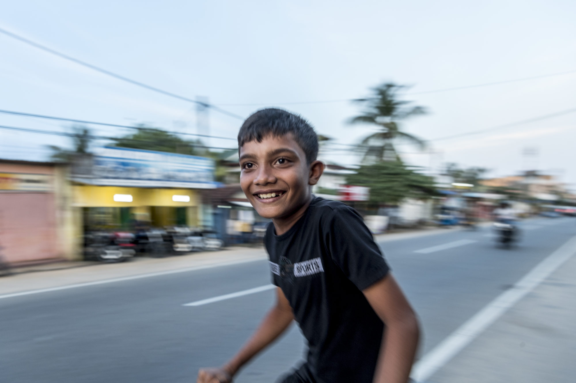 Foto di bimbo felice in bicicletta a Polonnaruwa