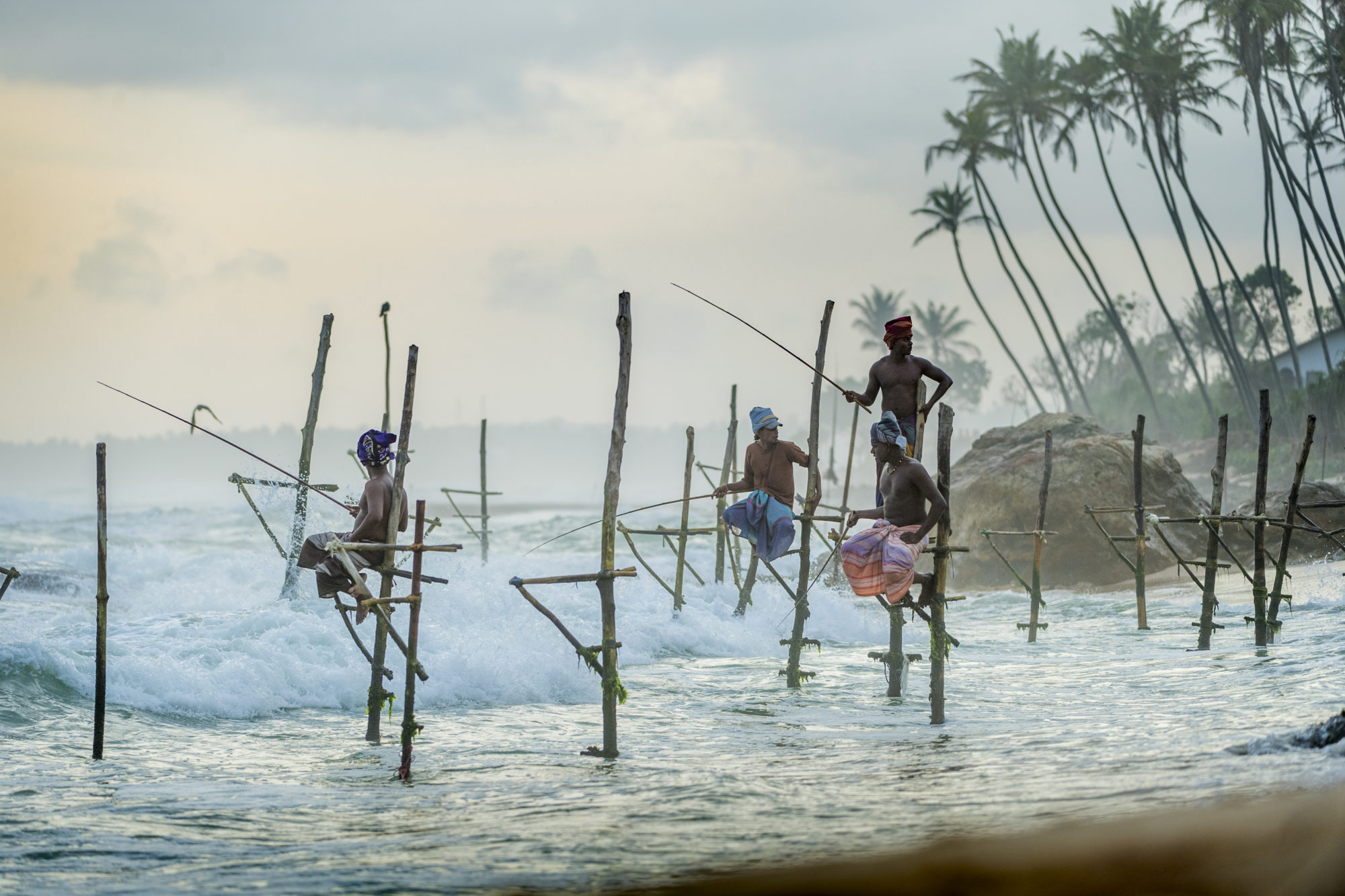 Foto di pescatori a Weligama all’alba