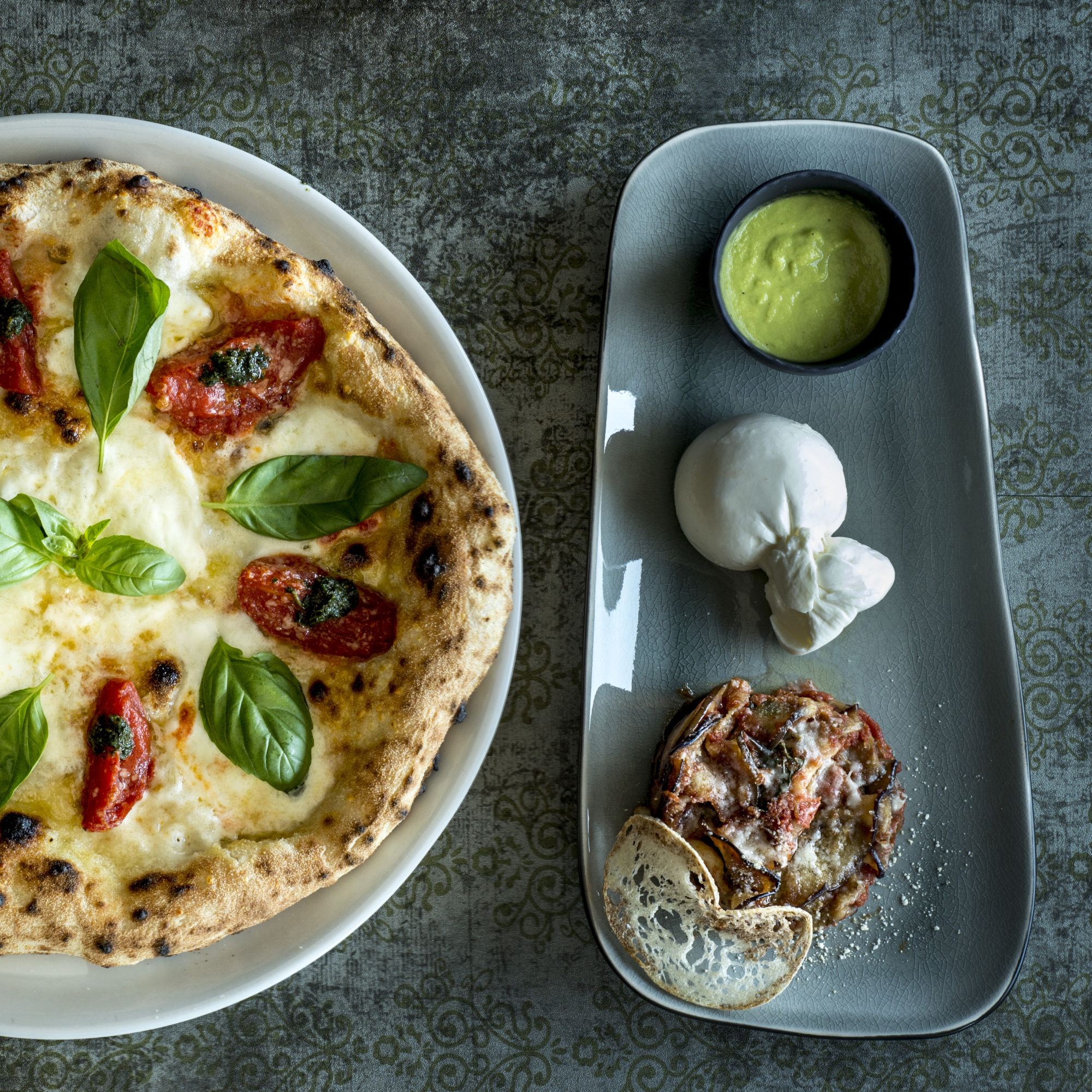 Foto di Pizza napoletana abbinata ad una caponata di melanzana e burrat