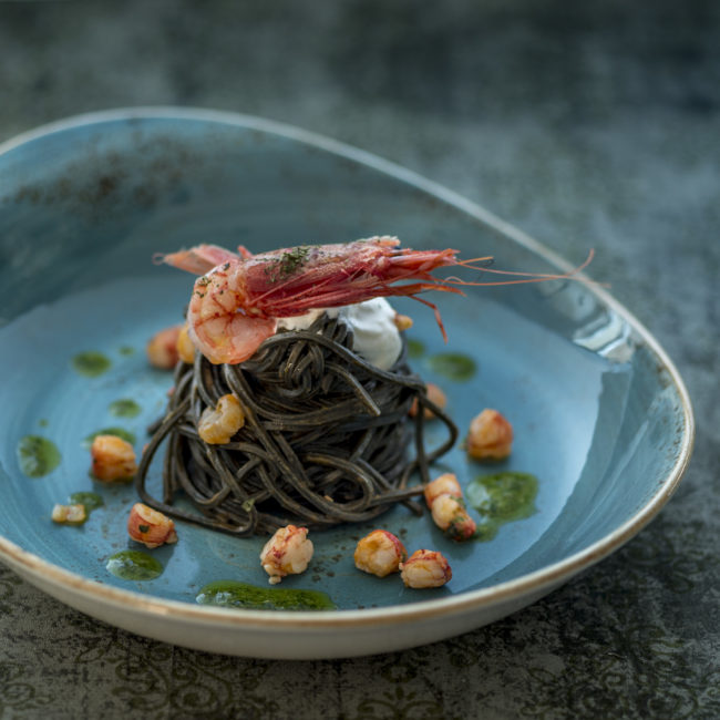 Tagliolini al nero di seppia con gambero Rosso di Mazzara, strac