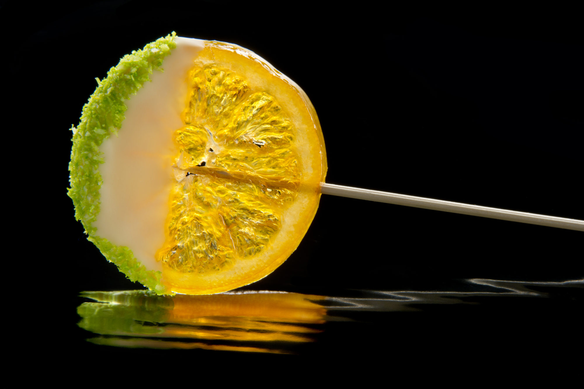 Foto di Still Life di una fetta di mandarino su fondo nero