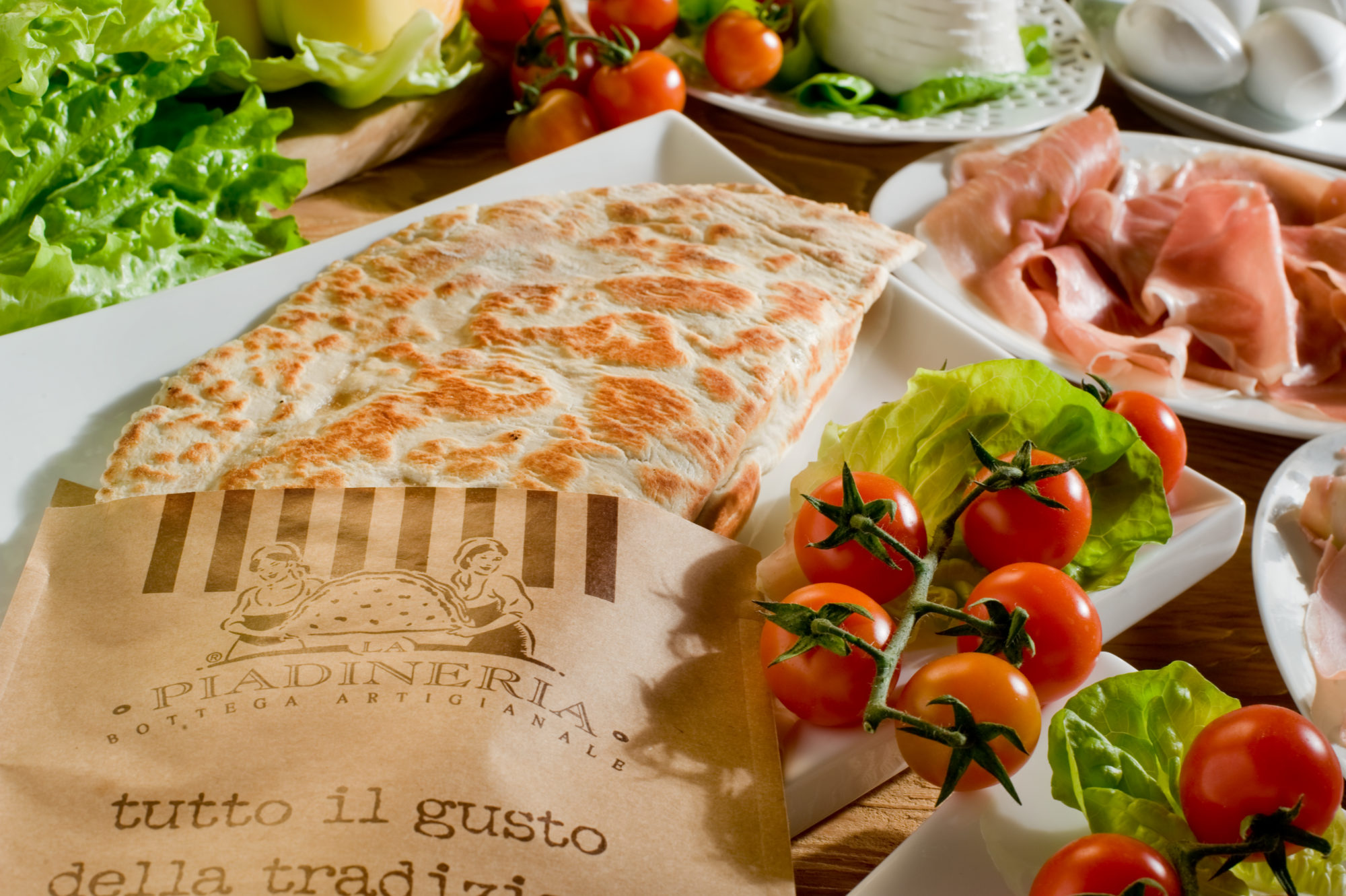 Foto di piadina farcita con salumi formaggio e insalata