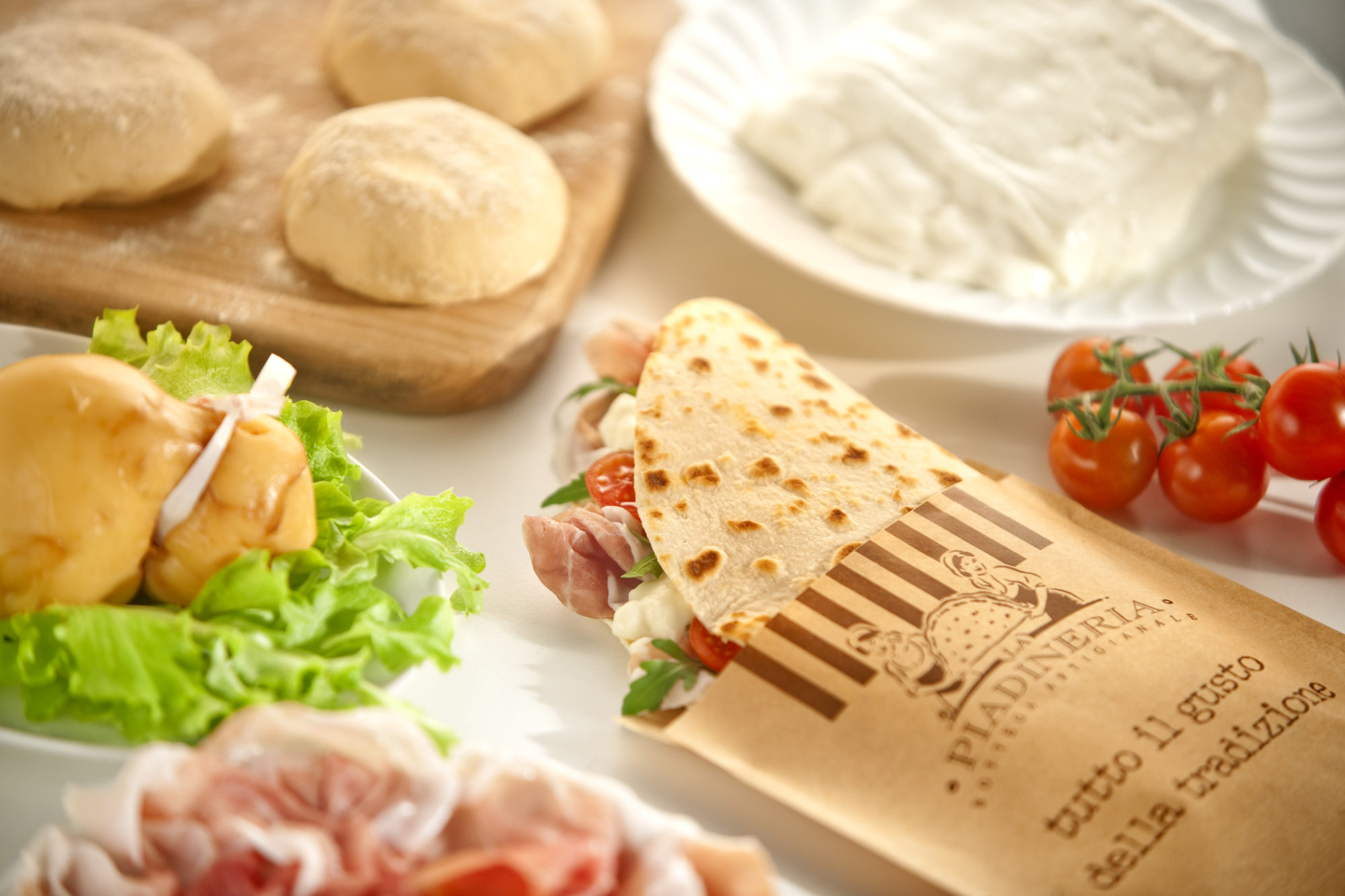 Foto di piadina farcita con salumi formaggio e insalata