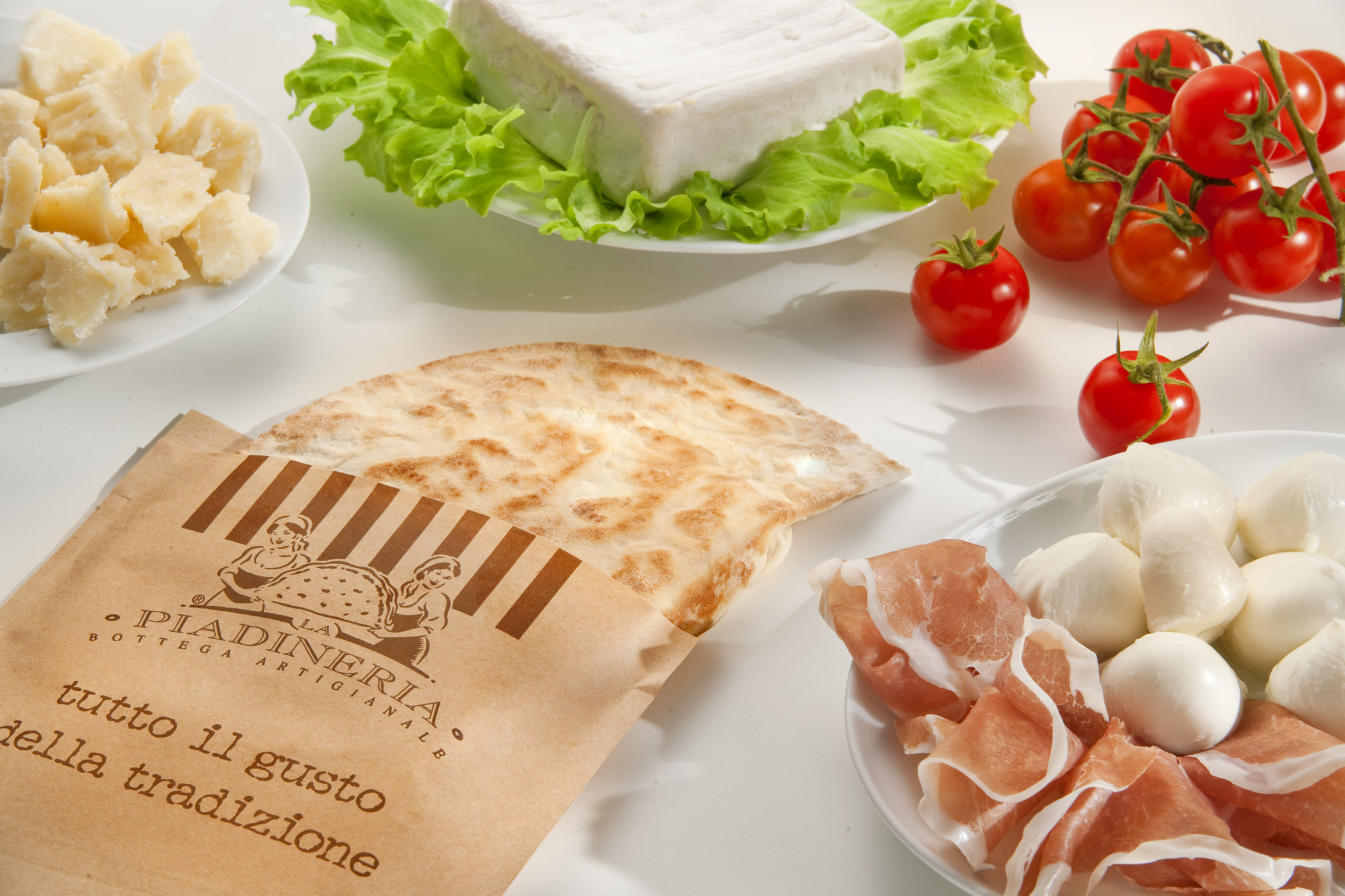 Foto di piadina farcita con salumi formaggio e insalata